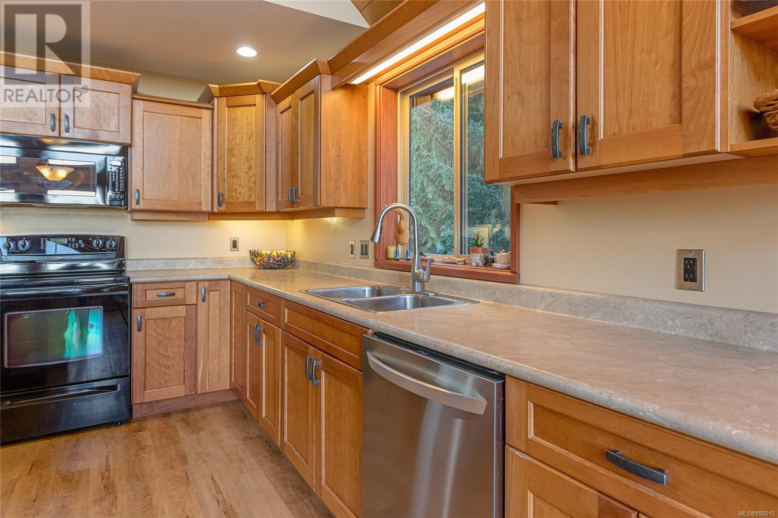 Property at 1556 Meadowood Way image 4