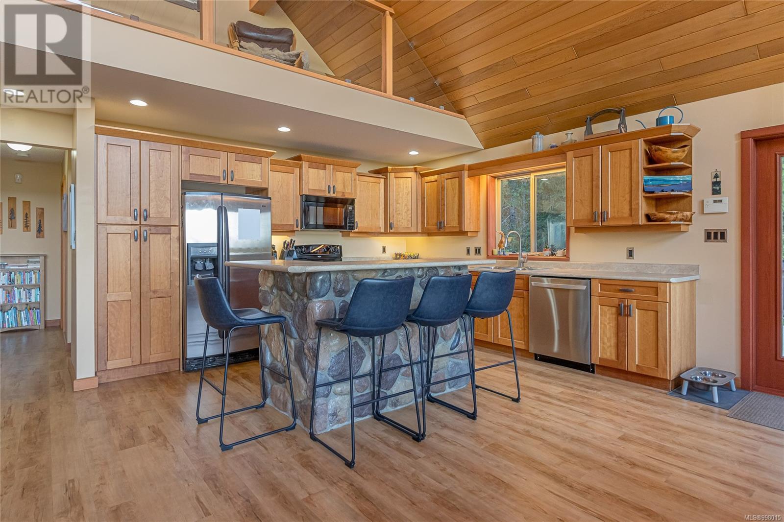 Property at 1556 Meadowood Way image 3