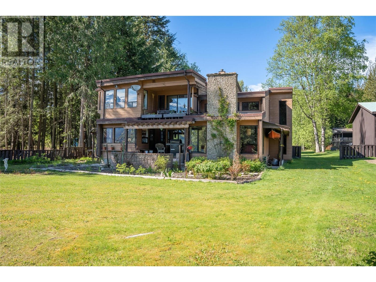 1447 Shiell Road, Revelstoke, British Columbia  V0E 2S0 - Photo 3 - 10346951