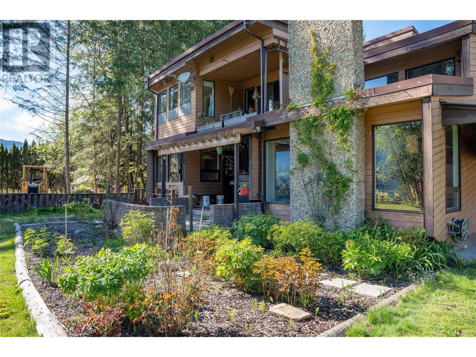 1447 Shiell Road, Revelstoke, British Columbia  V0E 2S0 - Photo 4 - 10346951