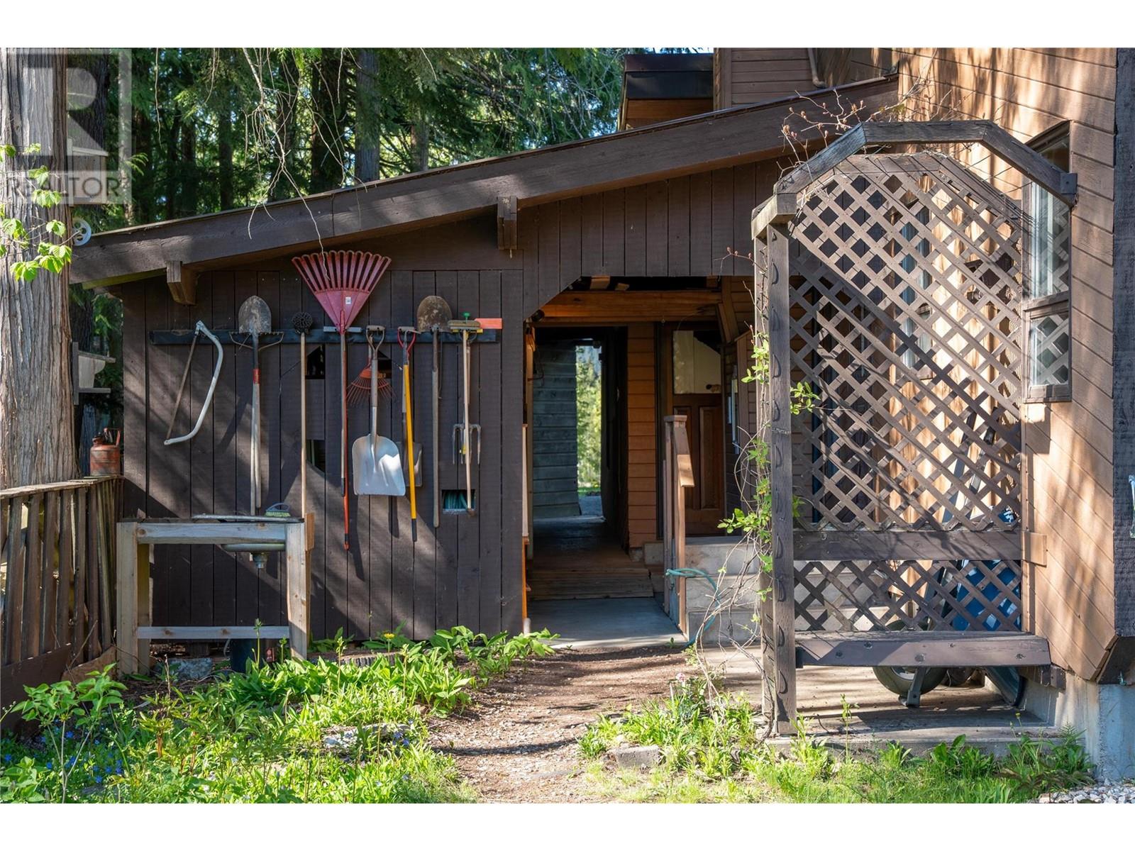 1447 Shiell Road, Revelstoke, British Columbia  V0E 2S0 - Photo 10 - 10346951