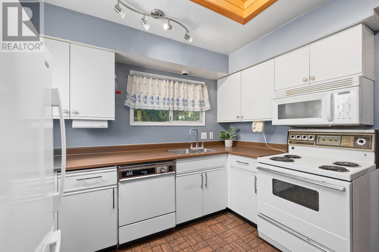 415 Marmont Street, Coquitlam, British Columbia  V3K 4S3 - Photo 14 - R2999603