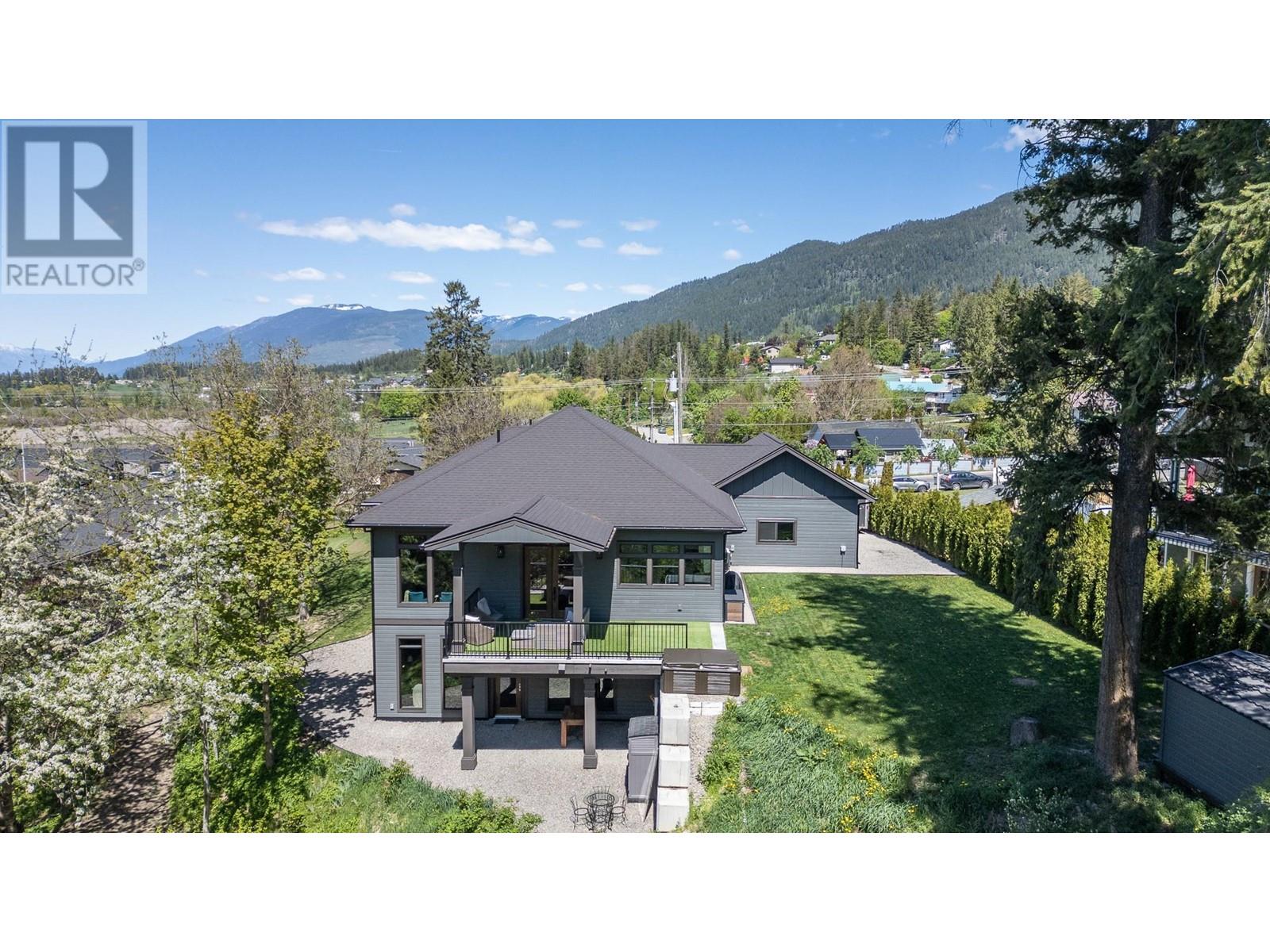 315 Canyon Street, Creston, British Columbia  V0B 1G3 - Photo 2 - 10346861