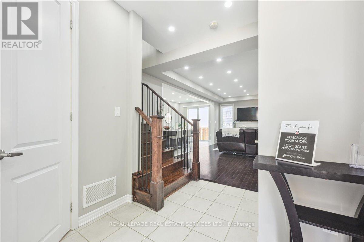 1335 Rose Way, Milton (Cb Cobban), Ontario  L9E 1M5 - Photo 3 - W12134394