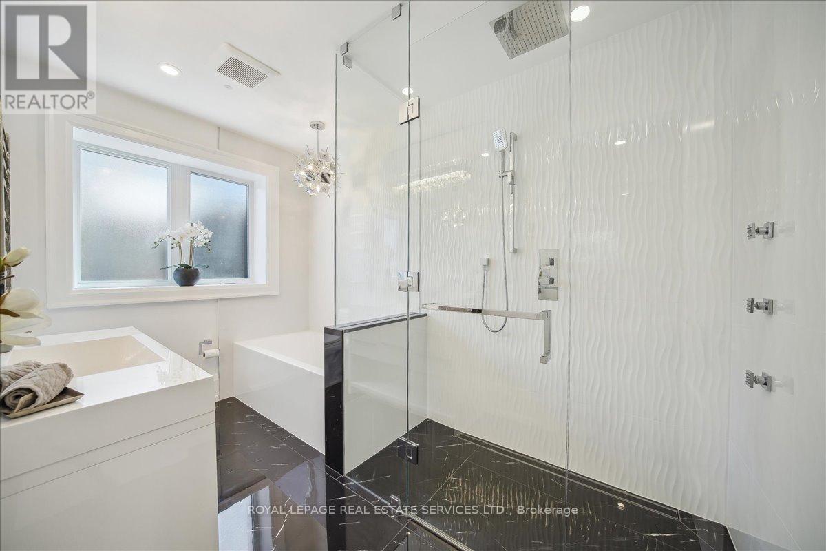1489 Rogerswood Court, Mississauga, Ontario  L5J 1R7 - Photo 35 - W12134413