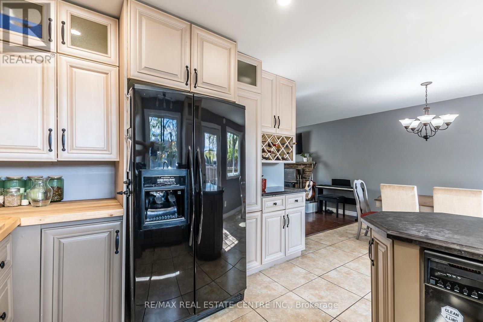 12 Cobblehill Road, Halton Hills, Ontario  L7J 1N9 - Photo 11 - W12134481