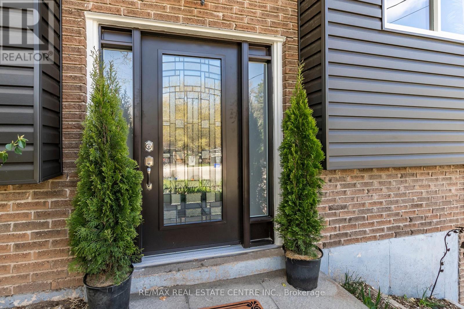 12 Cobblehill Road, Halton Hills, Ontario  L7J 1N9 - Photo 3 - W12134481