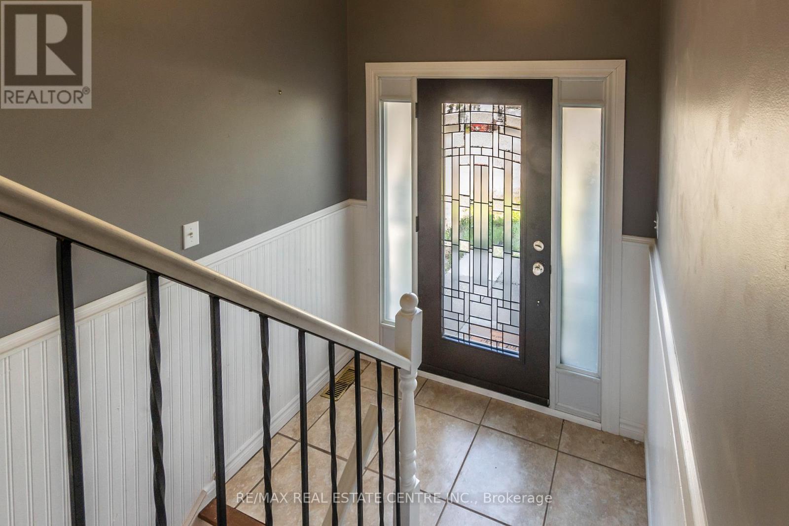 12 Cobblehill Road, Halton Hills, Ontario  L7J 1N9 - Photo 6 - W12134481