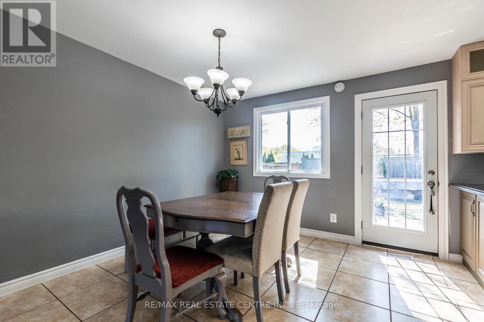 12 Cobblehill Road, Halton Hills, Ontario  L7J 1N9 - Photo 7 - W12134481