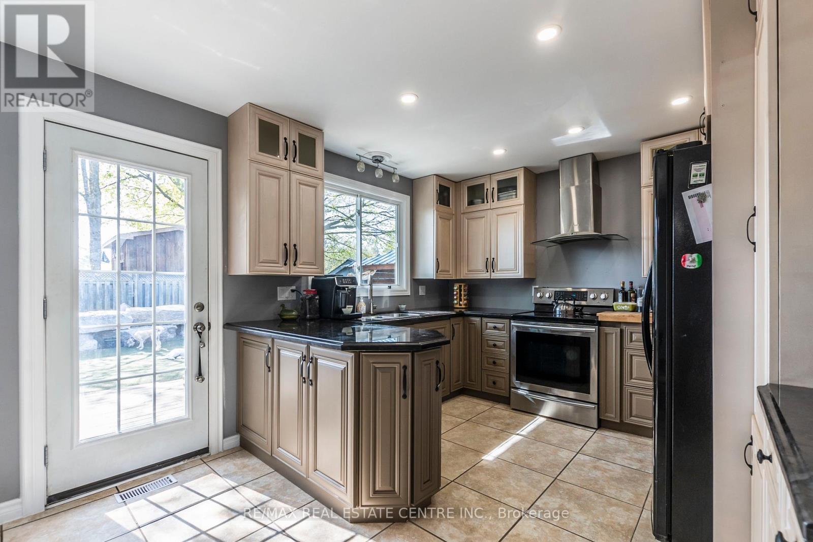 12 Cobblehill Road, Halton Hills, Ontario  L7J 1N9 - Photo 8 - W12134481