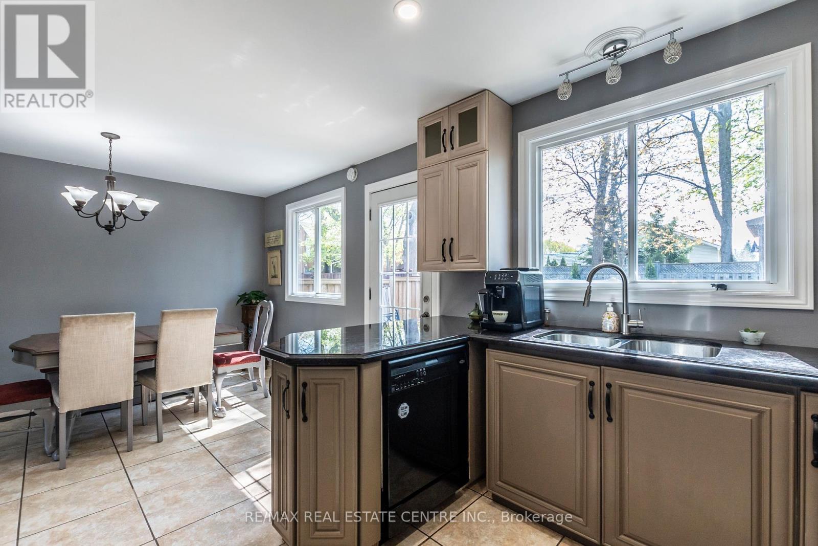 12 Cobblehill Road, Halton Hills, Ontario  L7J 1N9 - Photo 9 - W12134481