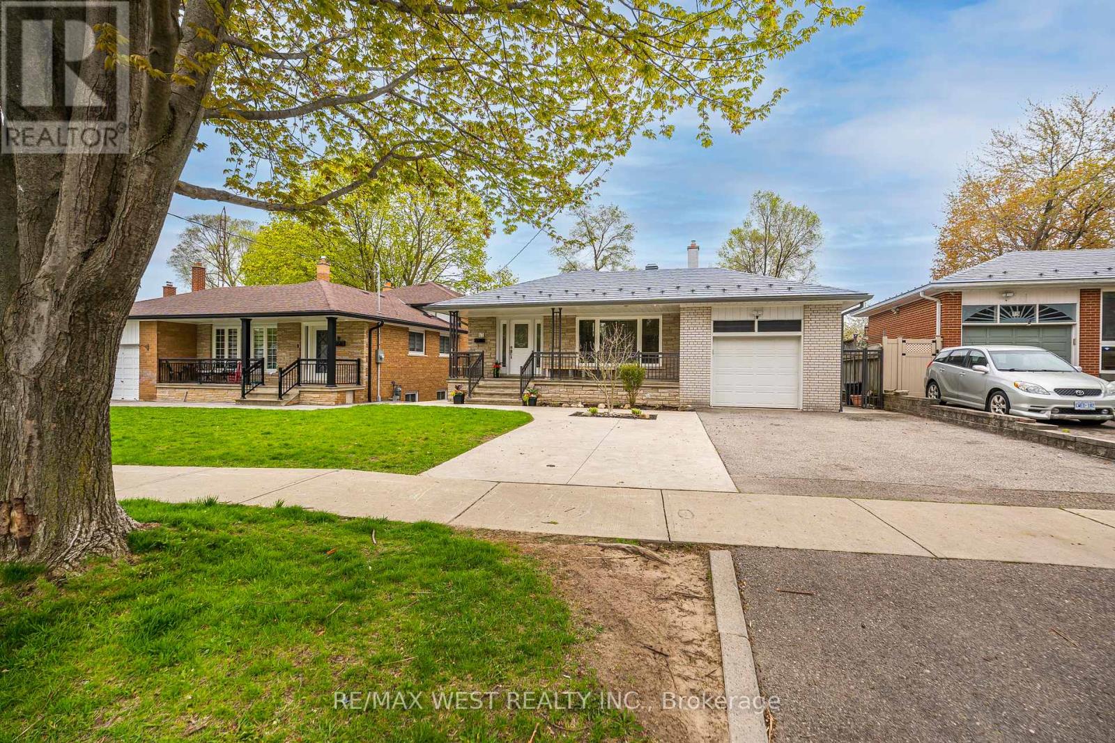 17 FOREST PATH COURT, Toronto, Ontario