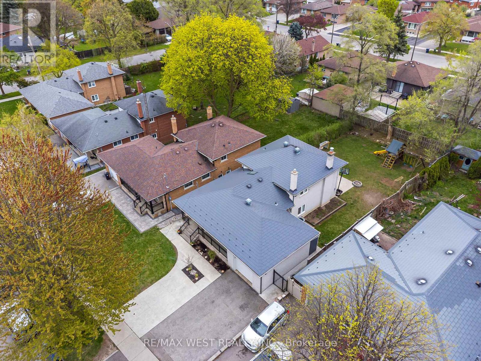 17 Forest Path Court, Toronto, Ontario  M9V 1L4 - Photo 3 - W12134578