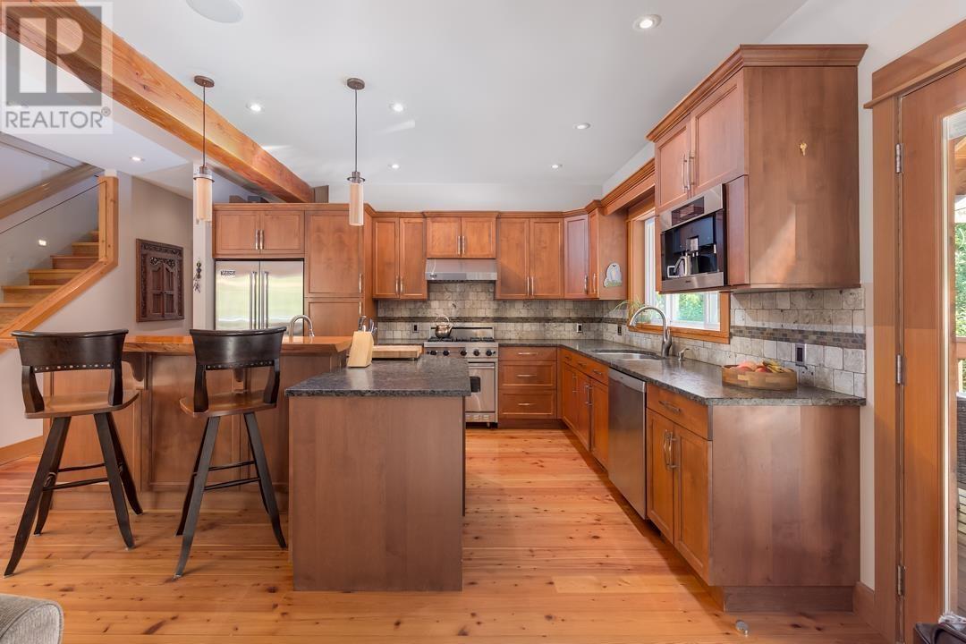 1002 Balsam Place, Squamish, British Columbia  V8B 0W1 - Photo 12 - R3000278