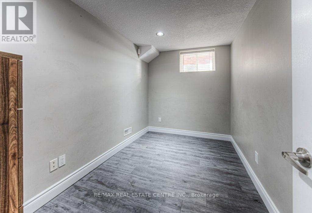 950 Pebblecreek Court E, Kitchener, Ontario  N2A 0C5 - Photo 35 - X12134356