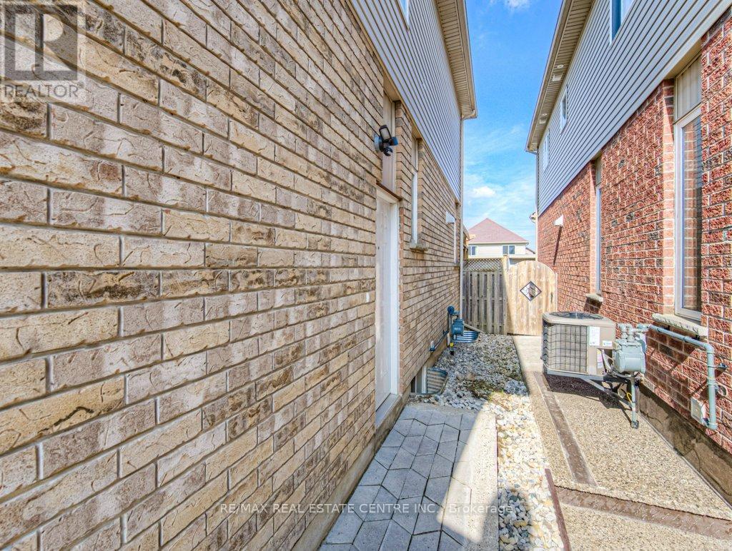 950 Pebblecreek Court E, Kitchener, Ontario  N2A 0C5 - Photo 4 - X12134356