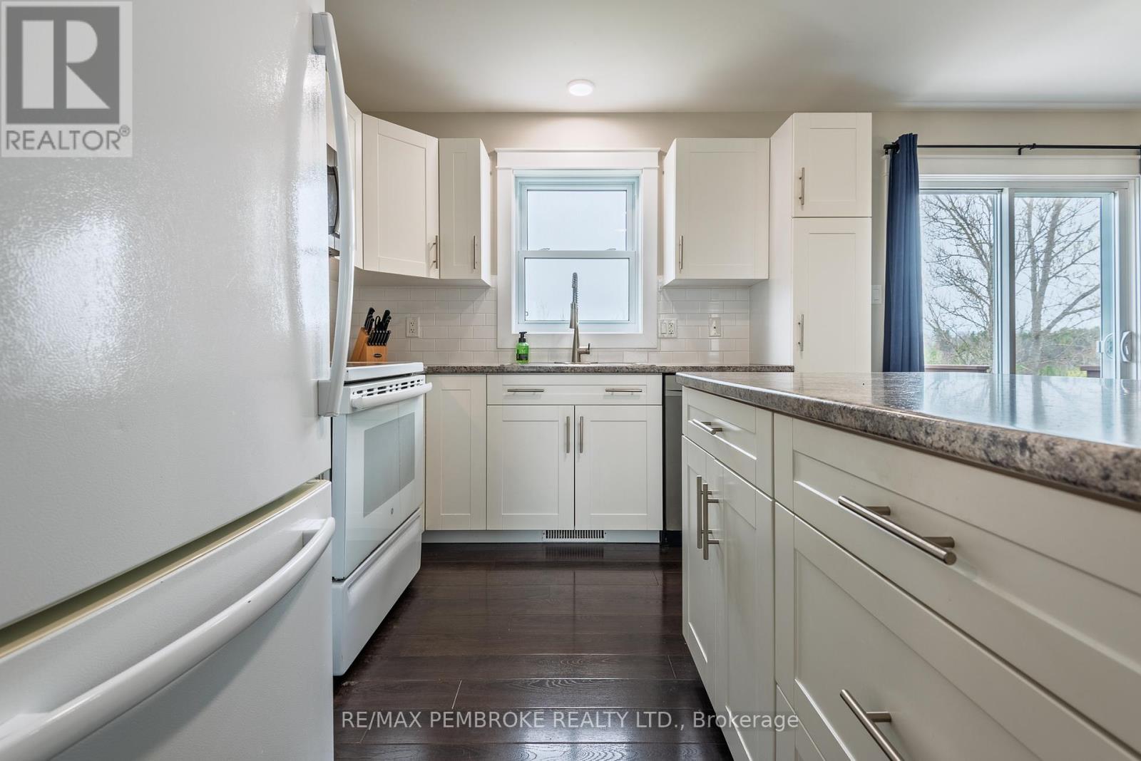 1083 Victoria Street, Petawawa, Ontario  K8H 2E6 - Photo 6 - X12134768