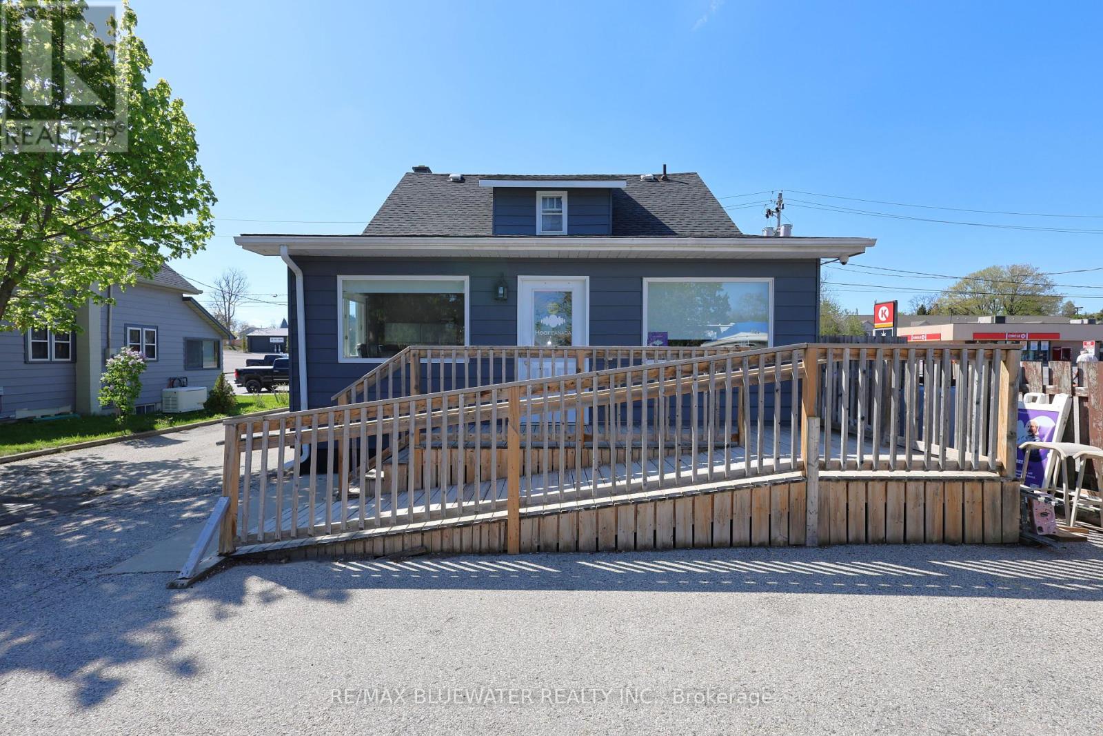 22 Ontario Street N, Lambton Shores, Ontario  N0M 1T0 - Photo 9 - X12134714