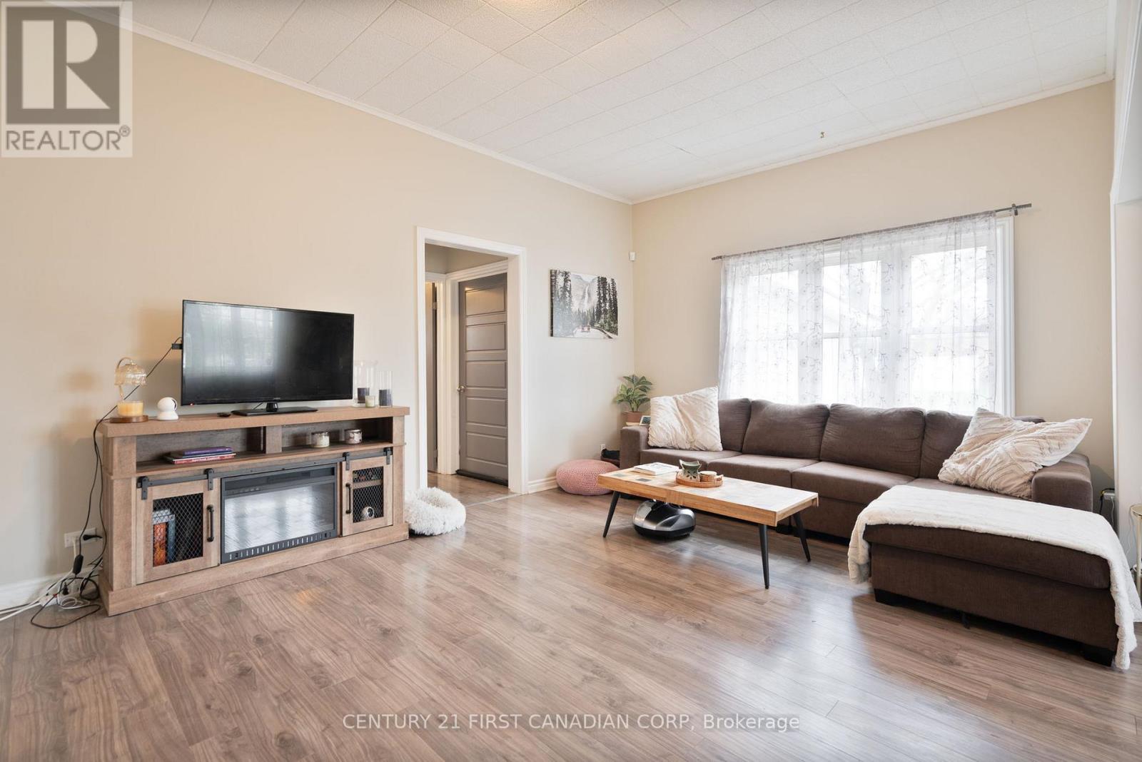 104 First Avenue, St. Thomas, Ontario  N5R 4N7 - Photo 6 - X12134855