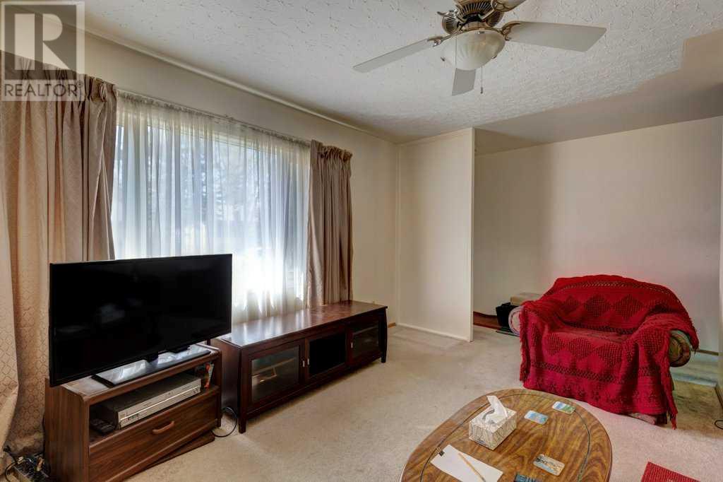Property at 4912 43 Street SW image 4