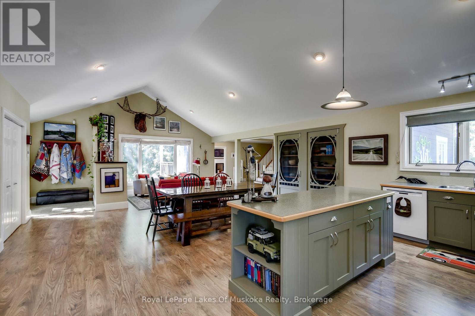 230 Ecclestone Drive, Bracebridge, Ontario  P1L 1G4 - Photo 10 - X12134713