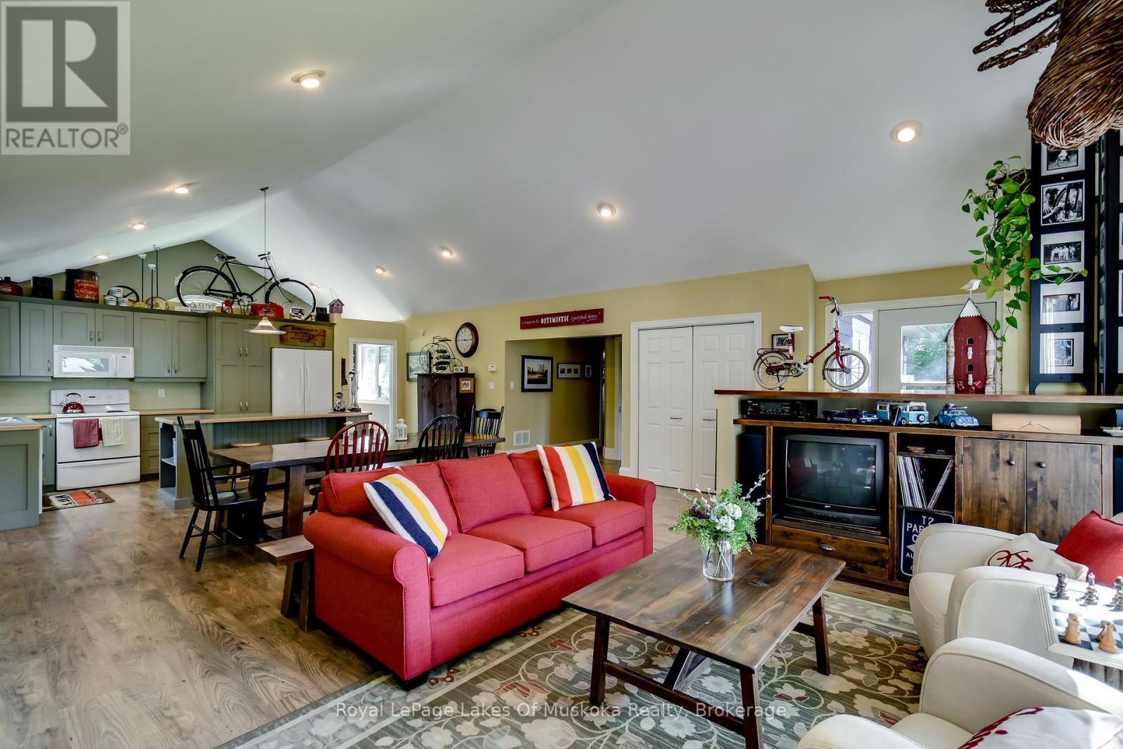 230 Ecclestone Drive, Bracebridge, Ontario  P1L 1G4 - Photo 4 - X12134713