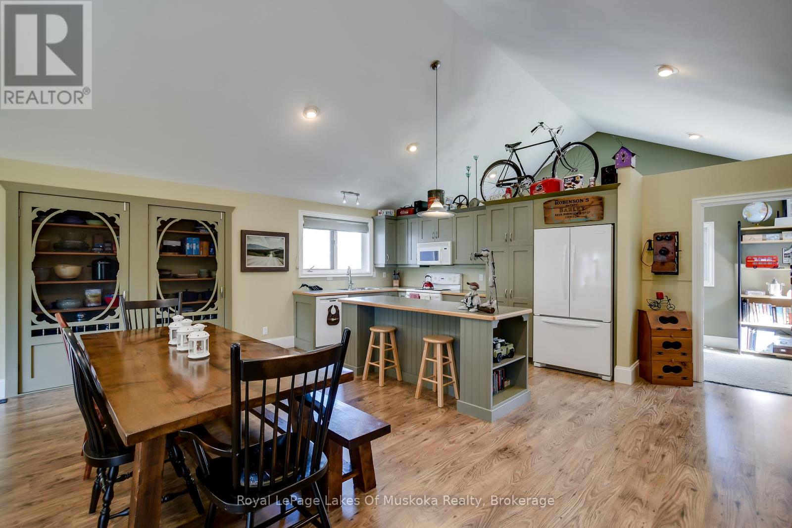 230 Ecclestone Drive, Bracebridge, Ontario  P1L 1G4 - Photo 6 - X12134713