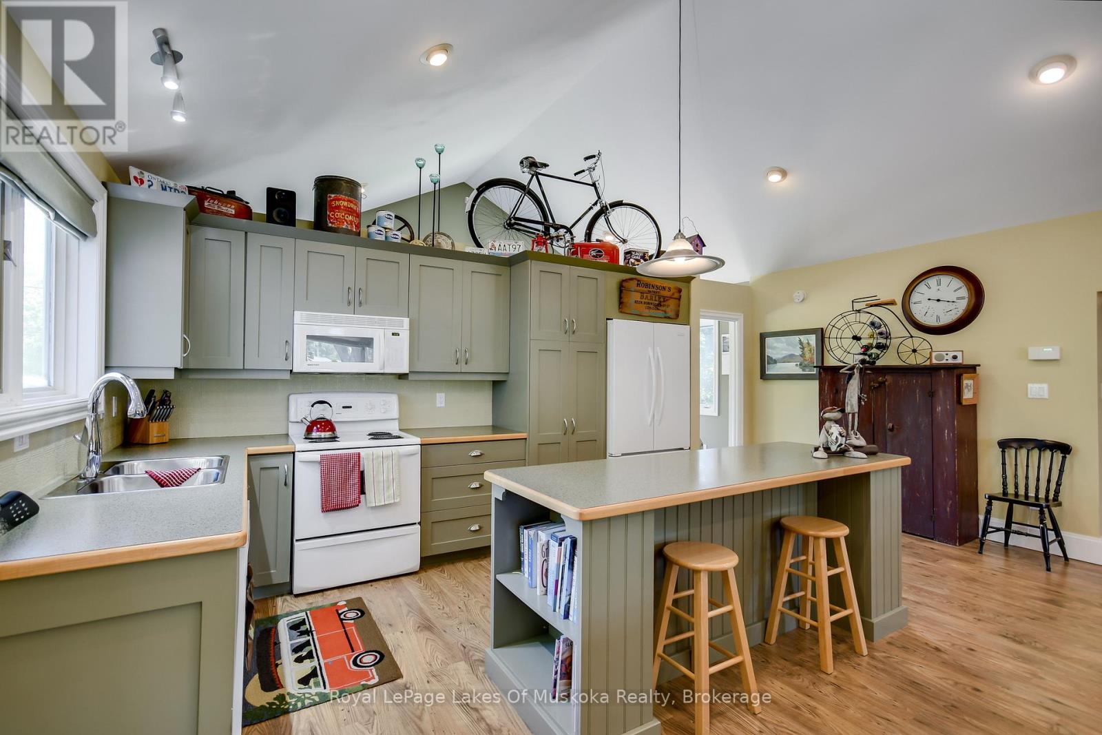 230 Ecclestone Drive, Bracebridge, Ontario  P1L 1G4 - Photo 7 - X12134713