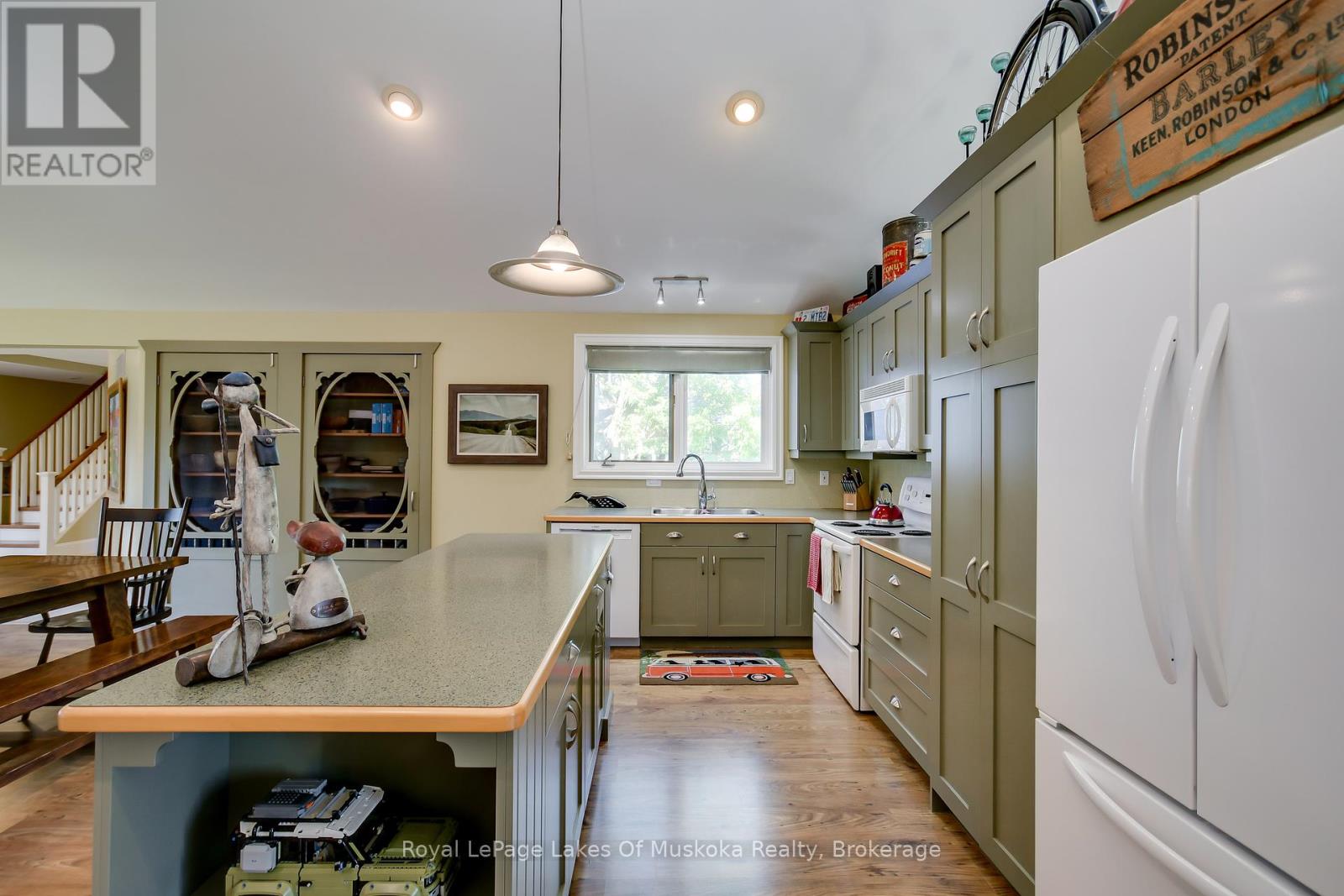 230 Ecclestone Drive, Bracebridge, Ontario  P1L 1G4 - Photo 8 - X12134713