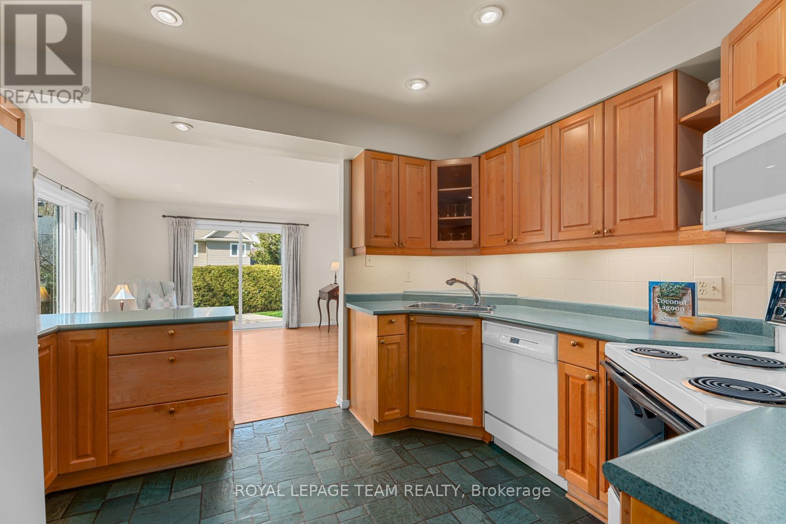 793 Dunloe Avenue, Ottawa, Ontario  K1K 0K3 - Photo 6 - X12134856