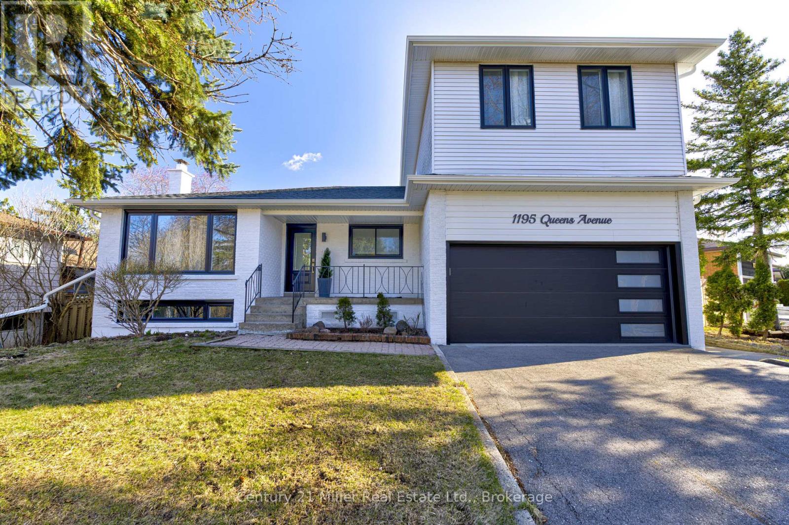 1195 Queens Avenue, Oakville, Ontario  L6H 2B7 - Photo 1 - W12134852