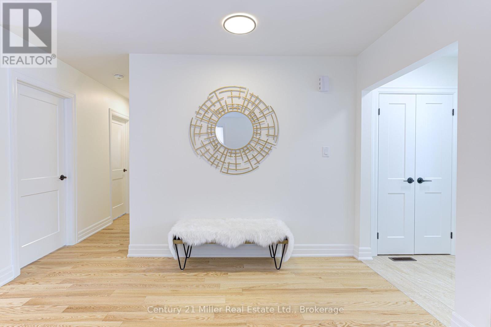 1195 Queens Avenue, Oakville, Ontario  L6H 2B7 - Photo 19 - W12134852