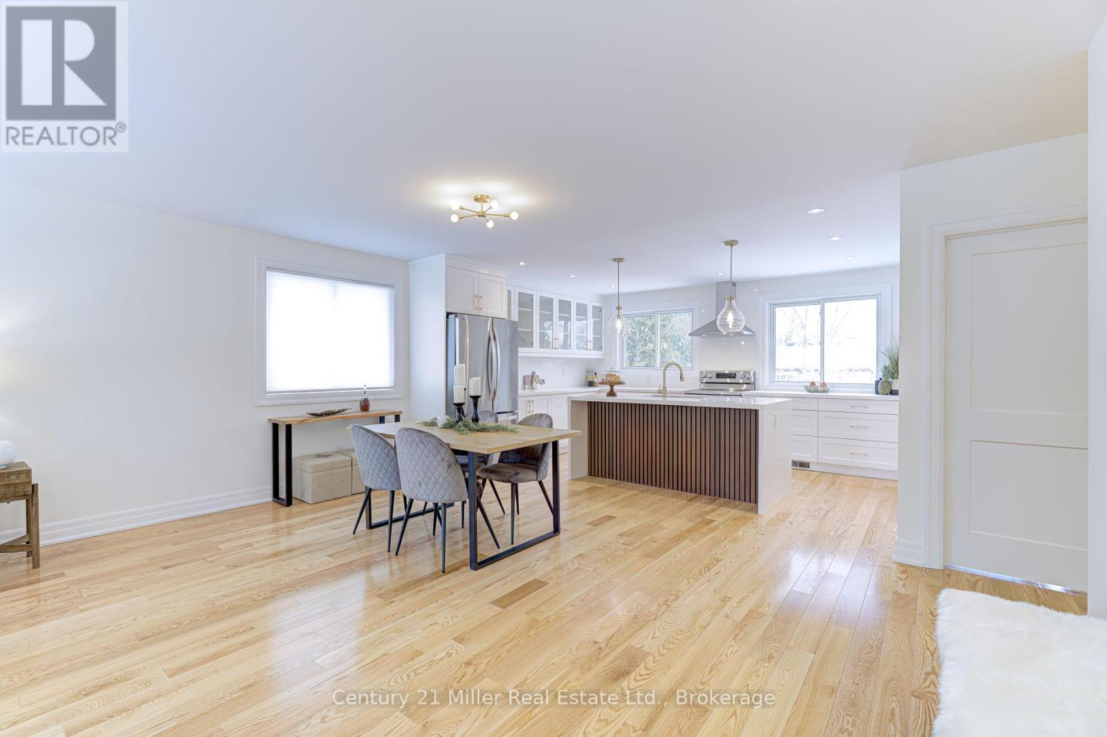 1195 Queens Avenue, Oakville, Ontario  L6H 2B7 - Photo 4 - W12134852