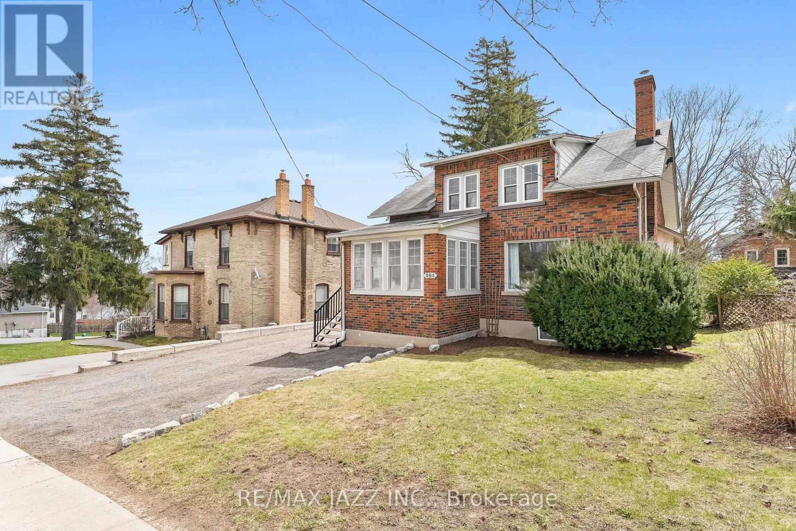 Property at 394 QUEEN STREET image 3