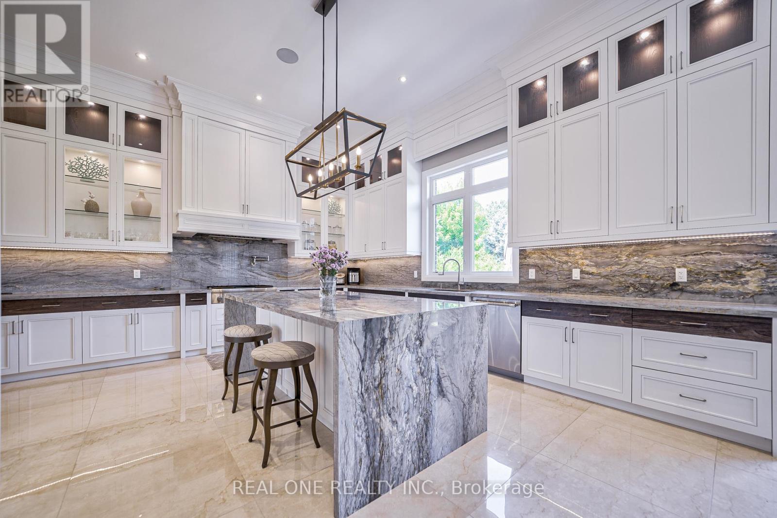 170 Ward Avenue, East Gwillimbury, Ontario  L0G 1V0 - Photo 10 - N12134623