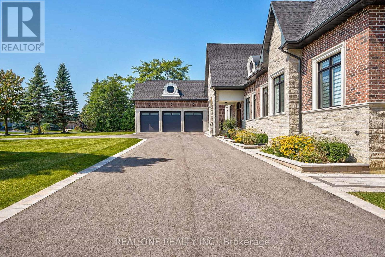 170 Ward Avenue, East Gwillimbury, Ontario  L0G 1V0 - Photo 2 - N12134623