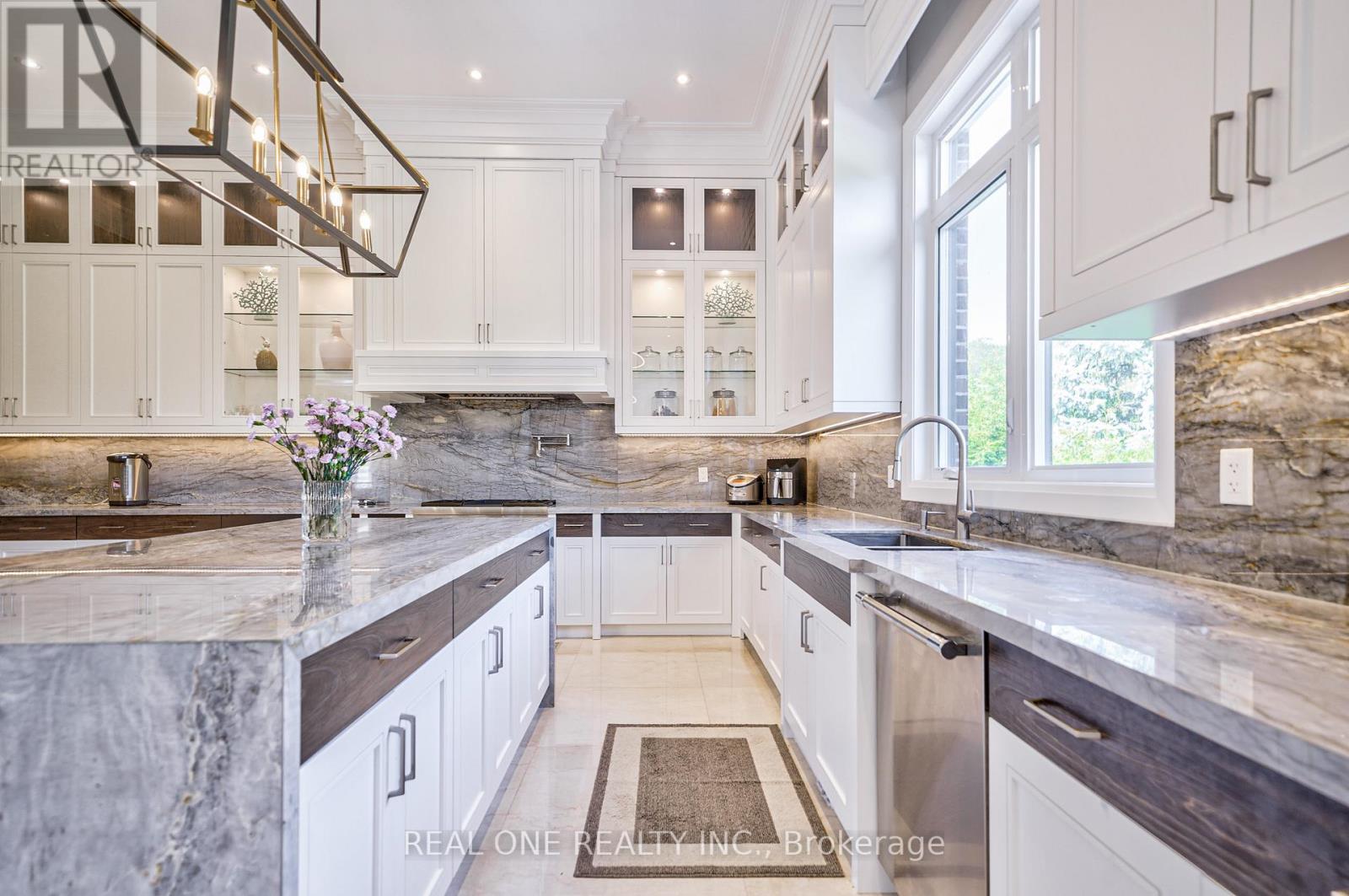 170 Ward Avenue, East Gwillimbury, Ontario  L0G 1V0 - Photo 8 - N12134623
