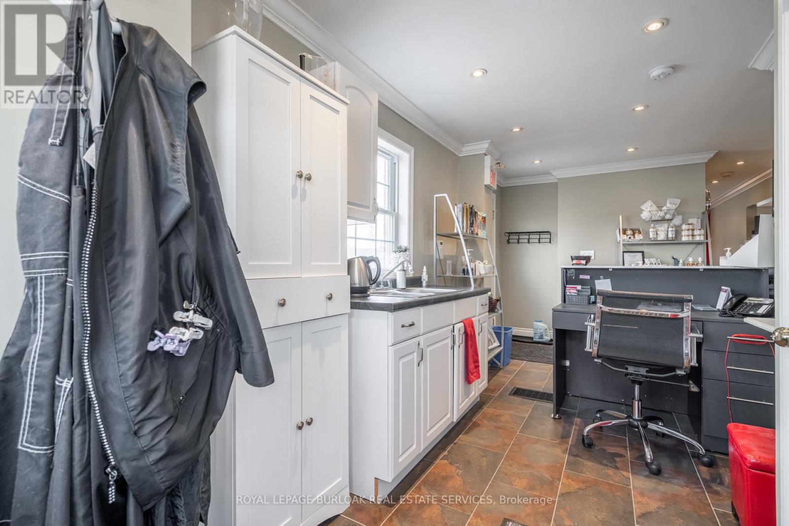 1041 Brant Street, Burlington, Ontario  L7R 2K1 - Photo 8 - W12005104
