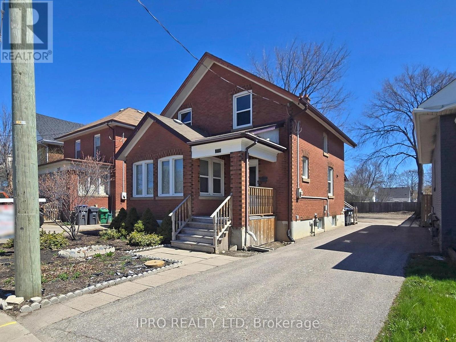 219 Queen Street W, Brampton (Downtown Brampton), Ontario  L6Y 1M6 - Photo 2 - W12134638