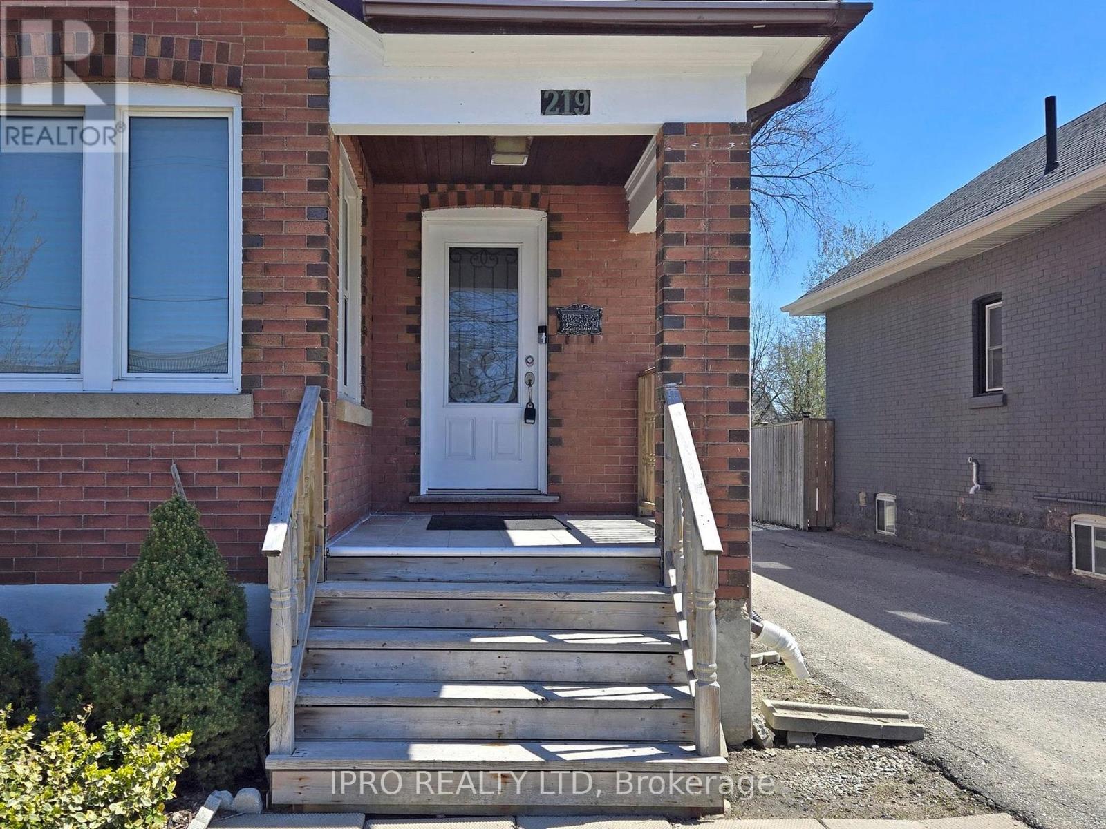 219 Queen Street W, Brampton (Downtown Brampton), Ontario  L6Y 1M6 - Photo 4 - W12134638