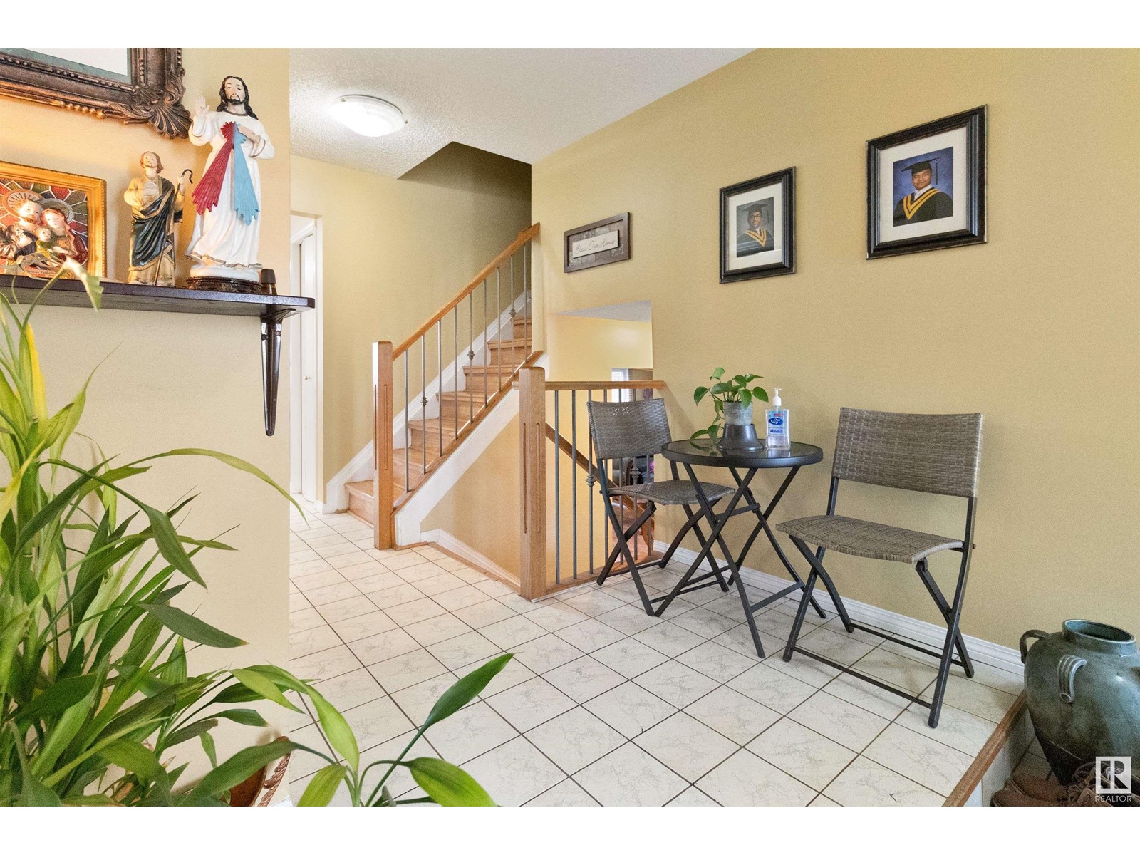 Property at 621 VILLAGE DR image 5