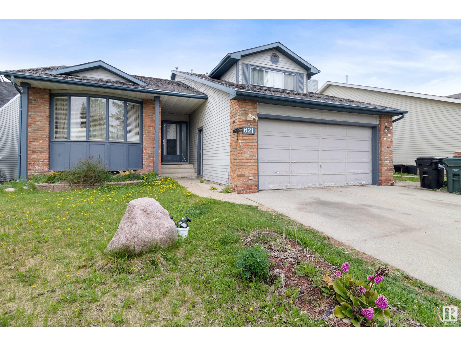 Property at 621 VILLAGE DR image 2