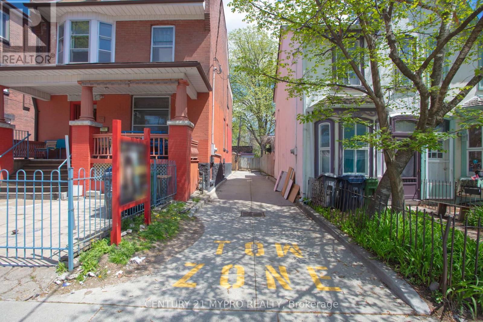 35 Huron Street, Toronto, Ontario  M5T 2A4 - Photo 2 - C12134809