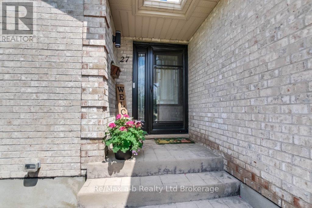 27 Amber Drive, Thames Centre, Ontario  N0L 1G1 - Photo 4 - X12134957