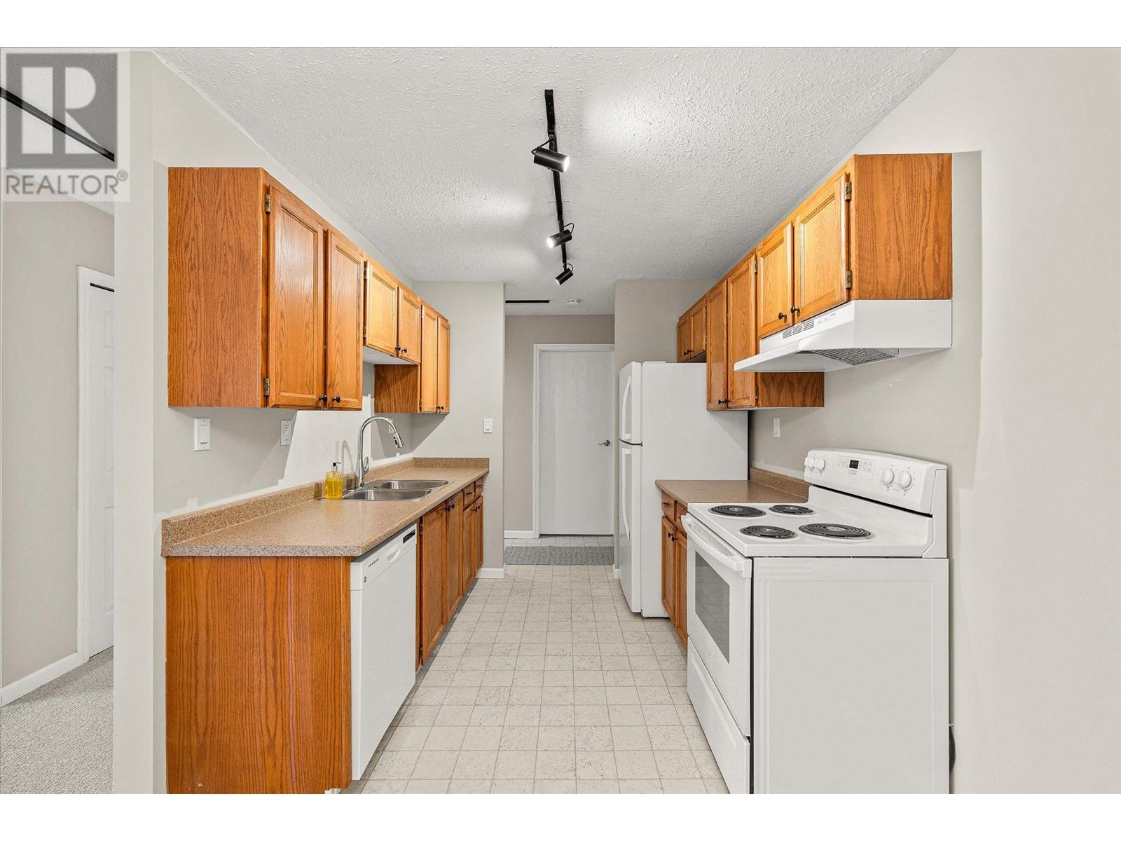 200 Gerstmar Road Unit# 10, Kelowna, BC V1X4A7