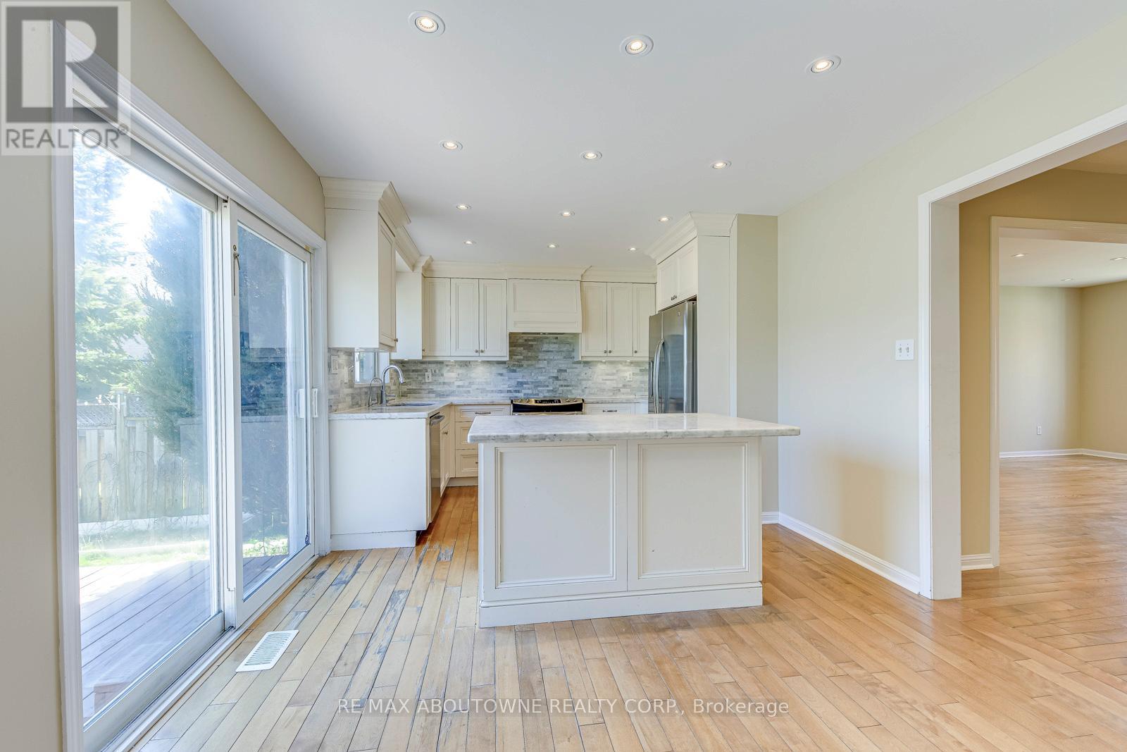 3037 Abernathy Way, Oakville, Ontario  L6M 5C1 - Photo 8 - W12134701