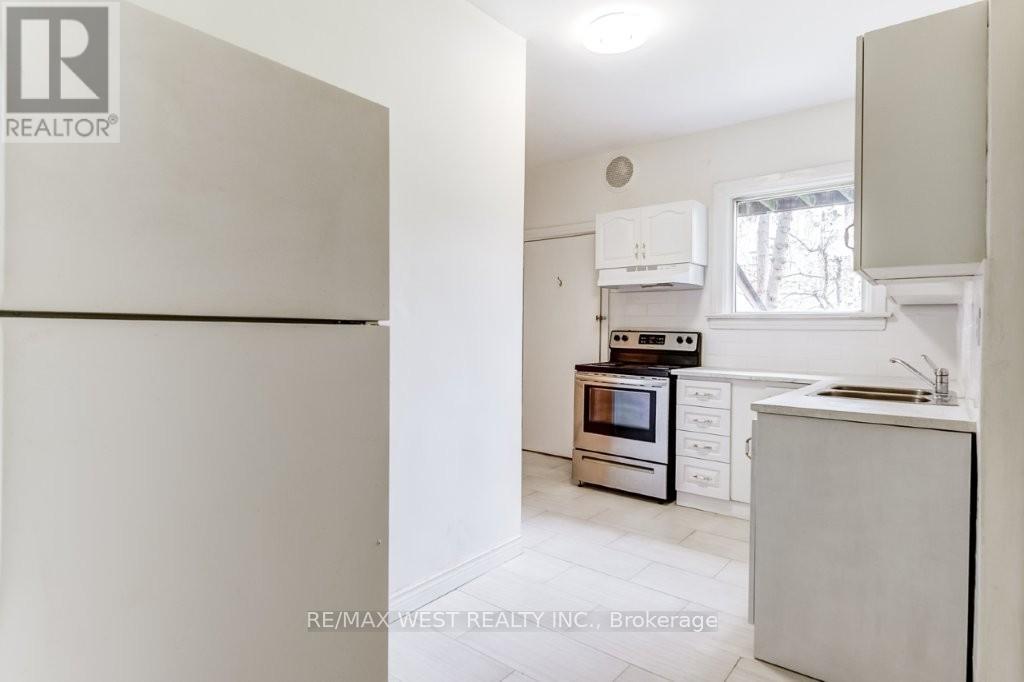 413 Parkside Drive, Toronto, Ontario  M6R 2Z7 - Photo 10 - W12134752