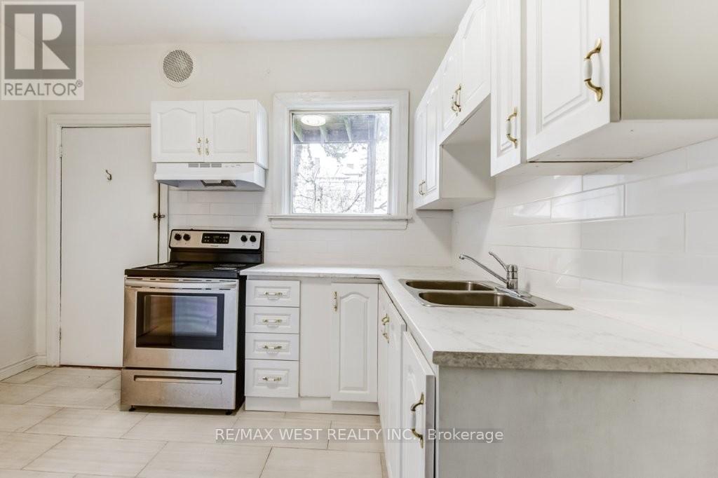 413 Parkside Drive, Toronto, Ontario  M6R 2Z7 - Photo 11 - W12134752