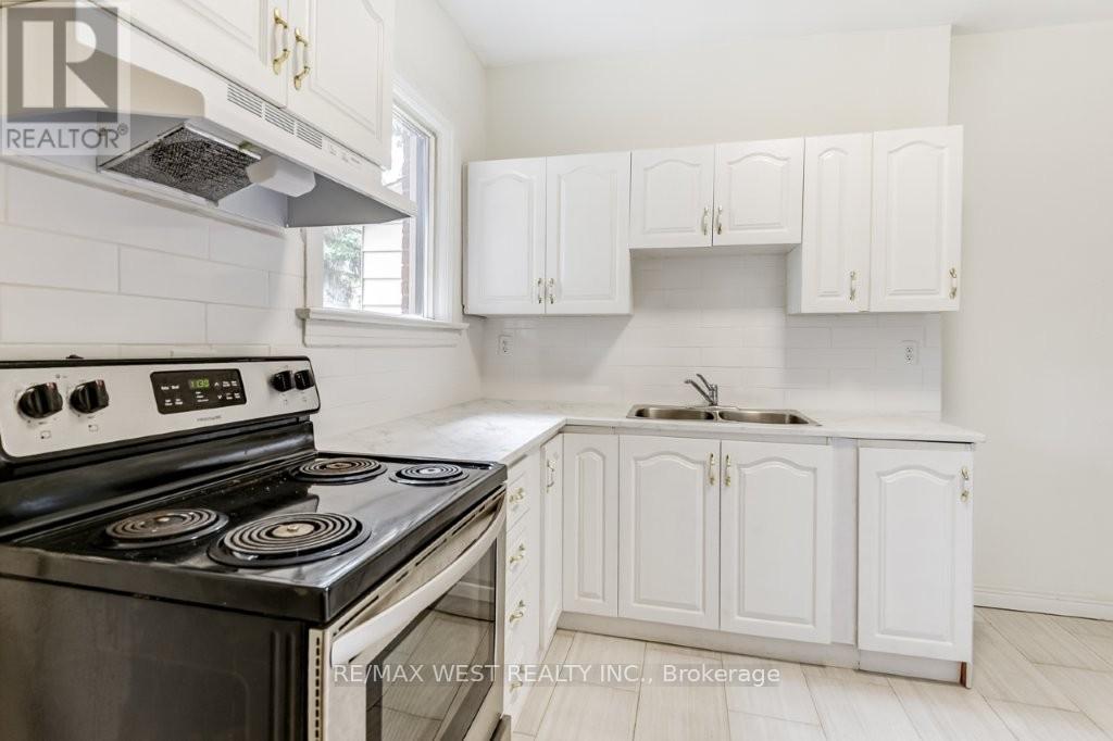 413 Parkside Drive, Toronto, Ontario  M6R 2Z7 - Photo 12 - W12134752