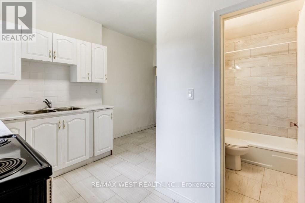413 Parkside Drive, Toronto, Ontario  M6R 2Z7 - Photo 14 - W12134752